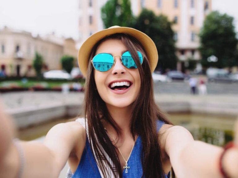 mulher sorrindo fazendo selfie minas gerais