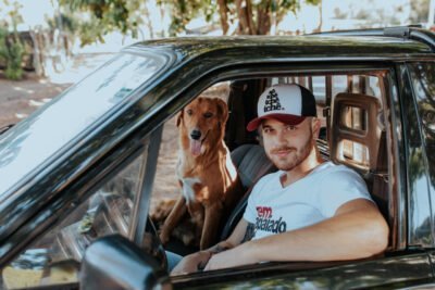 Coleção Gustavo Tubarão e Bendizê camisetas com frases mineiras